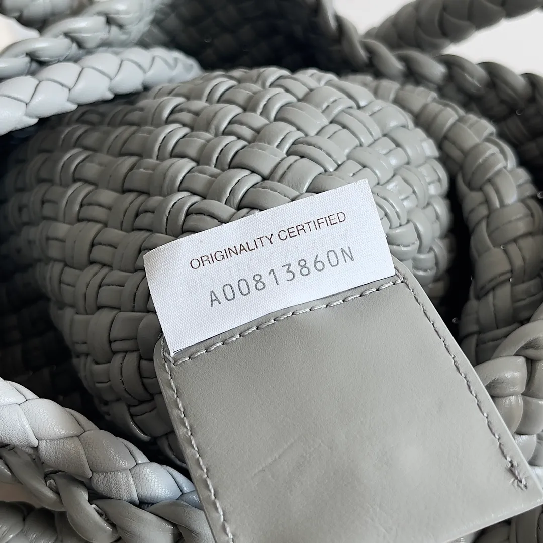 Batch 3760 BV collectible small woven handbags are really YYDS!! Bottega Veneta’s most classic small woven handbags are back! ! We use the highest quality leather with the highest craftsmanship❤️ to create the most expensive works. We have created the Intrecciato leather weaving process❤️ This unique traditional exclusive leather weaving method has not only become our logo but also reflects the time-consuming and labor-intensive craftsmanship of our products❤️ The new TOSCA handbag must be a selection worth collecting🆕 Style number: 776755 Size: 20*15.5*7cm